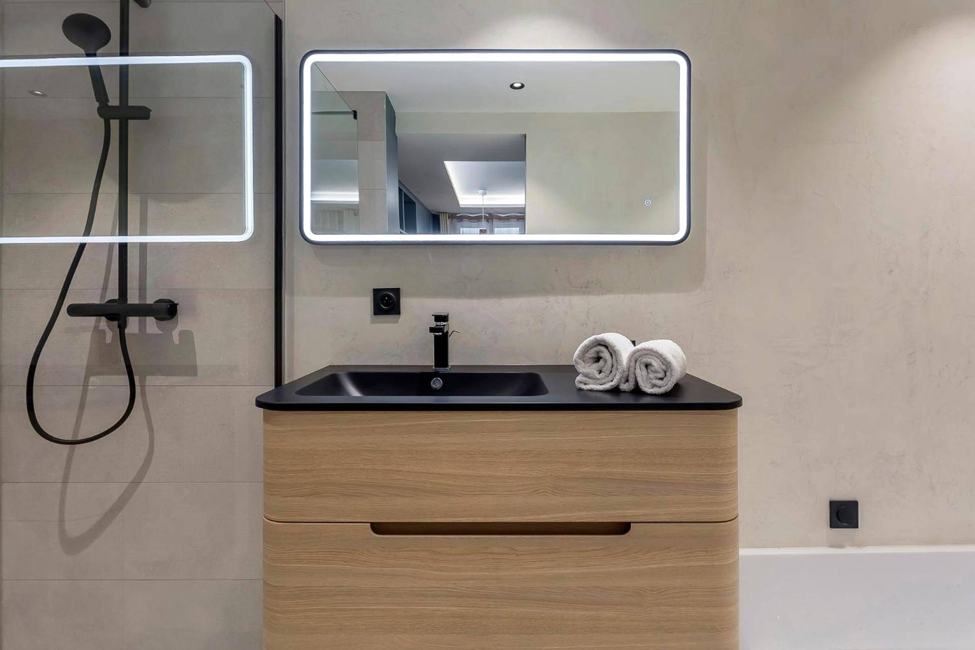 Meuble vasque en bois et miroir LED rectangulaire - Love Room Balneo Sauna Pierre Corneille !