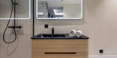 Meuble vasque en bois et miroir LED rectangulaire - Love Room Balneo Sauna Pierre Corneille !