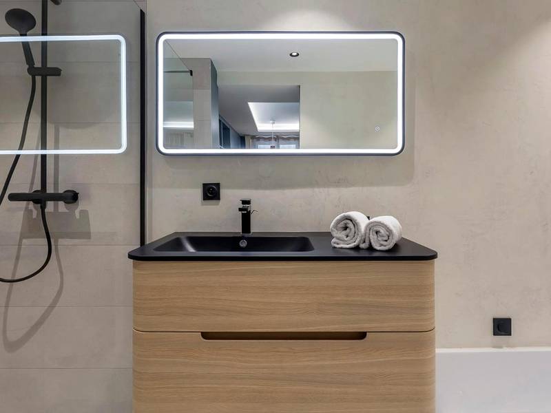 Meuble vasque en bois et miroir LED rectangulaire - Love Room Balneo Sauna Pierre Corneille !