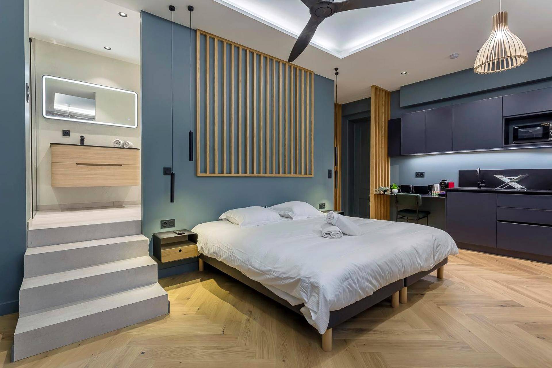 Vue d'ensemble avec lit, cuisine et salle d'eau - Love Room Balneo Sauna Pierre Corneille !