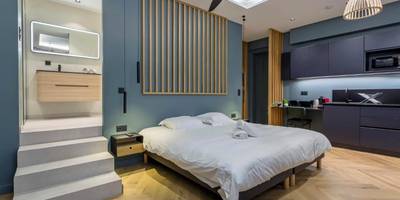 Vue d'ensemble avec lit, cuisine et salle d'eau - Love Room Balneo Sauna Pierre Corneille !