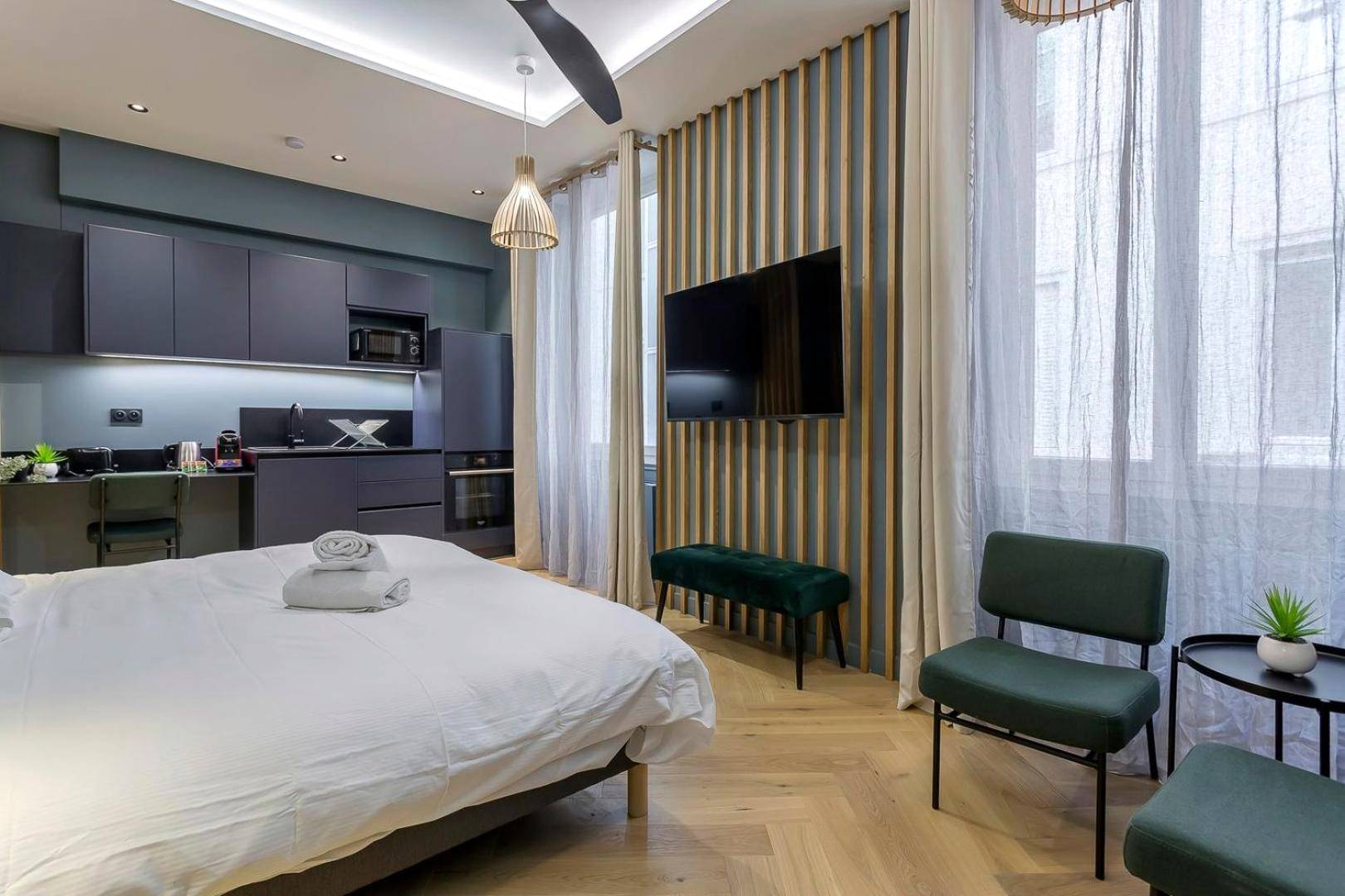 Coin salon et cuisine équipée moderne - Love Room Balneo Sauna Pierre Corneille !