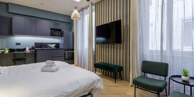 Coin salon et cuisine équipée moderne - Love Room Balneo Sauna Pierre Corneille !