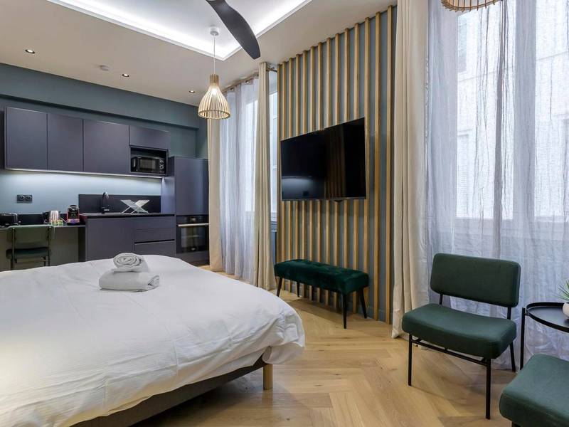 Coin salon et cuisine équipée moderne - Love Room Balneo Sauna Pierre Corneille !