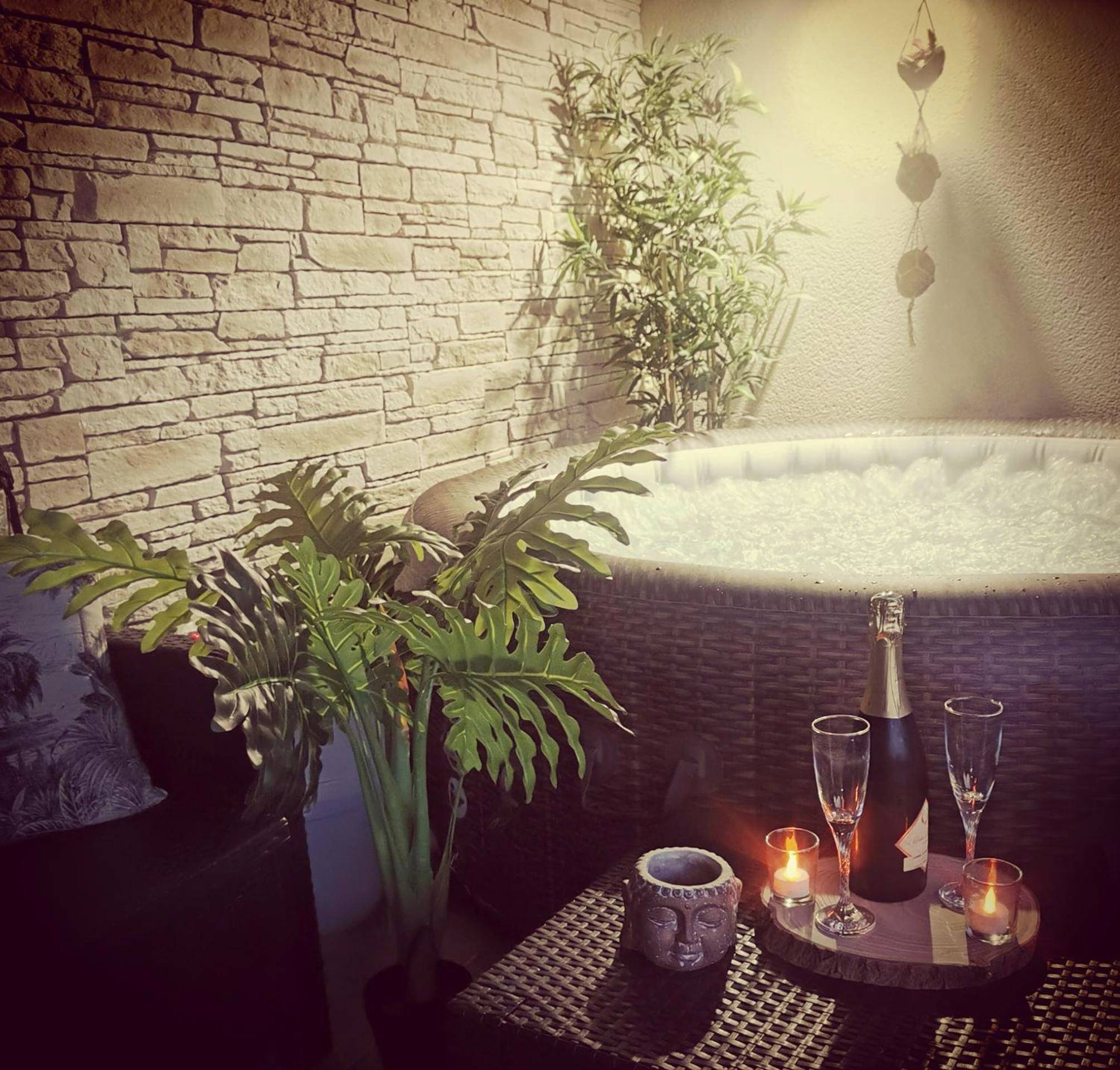 Jacuzzi privatif avec champagne et bougies - Love Room Saint - Dolay - Logement cosy avec piscine et jacuzzi privatifs