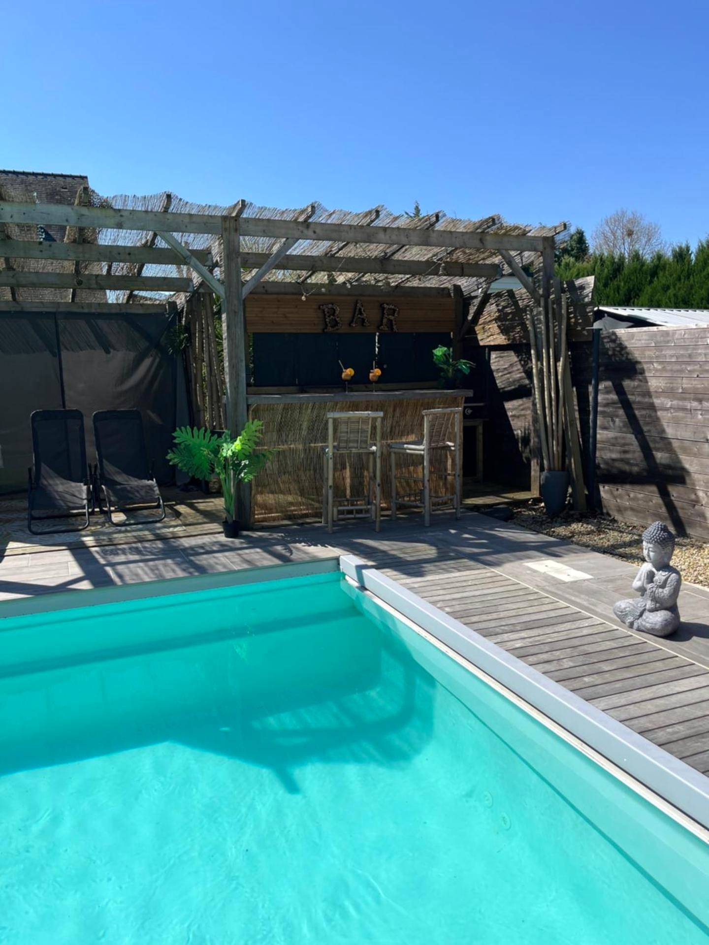 Piscine extérieure et bar en bambou - Logement cosy avec piscine et jacuzzi privatifs