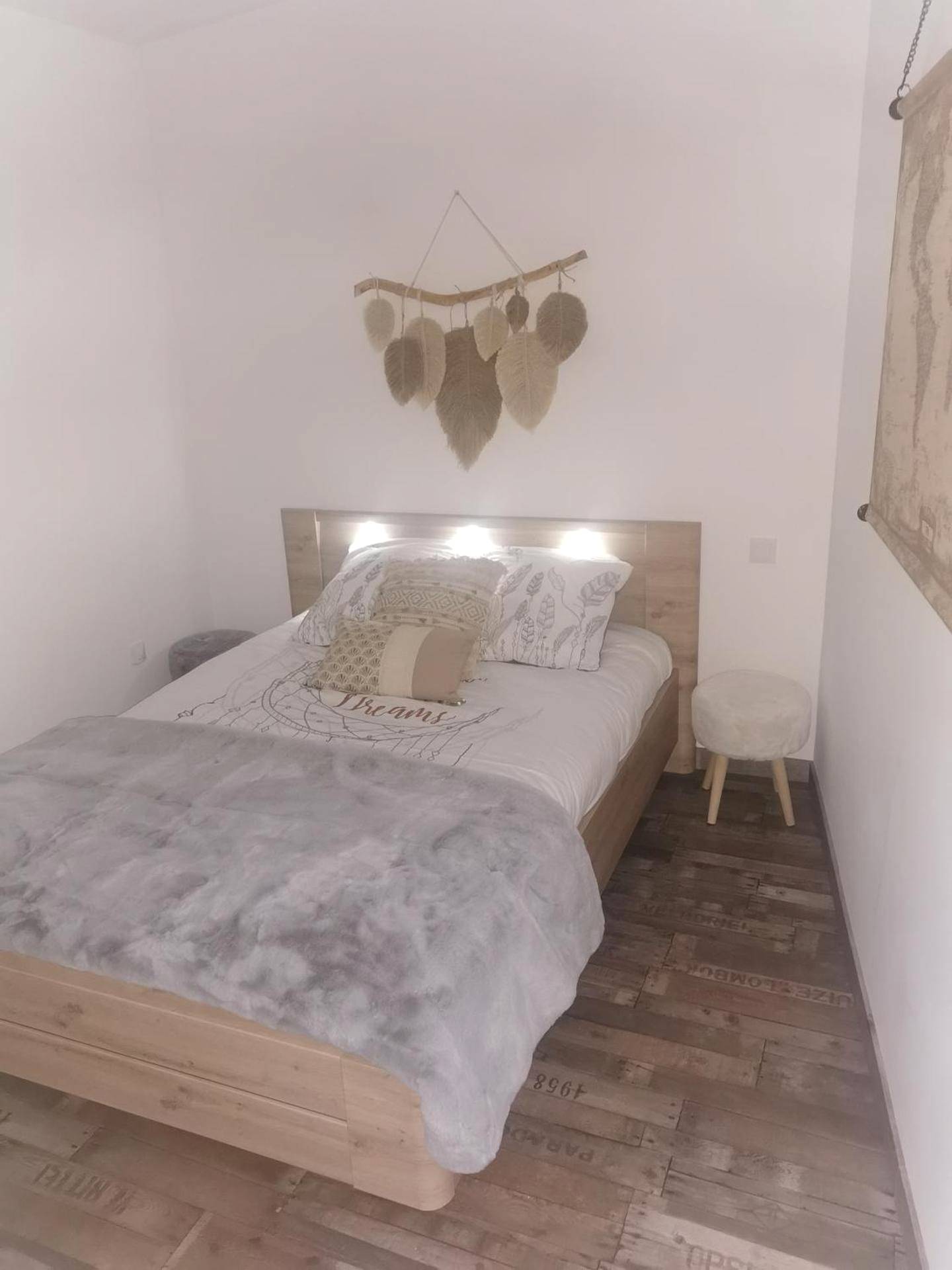 Chambre avec lit double et décoration bohème - Logement cosy avec piscine et jacuzzi privatifs