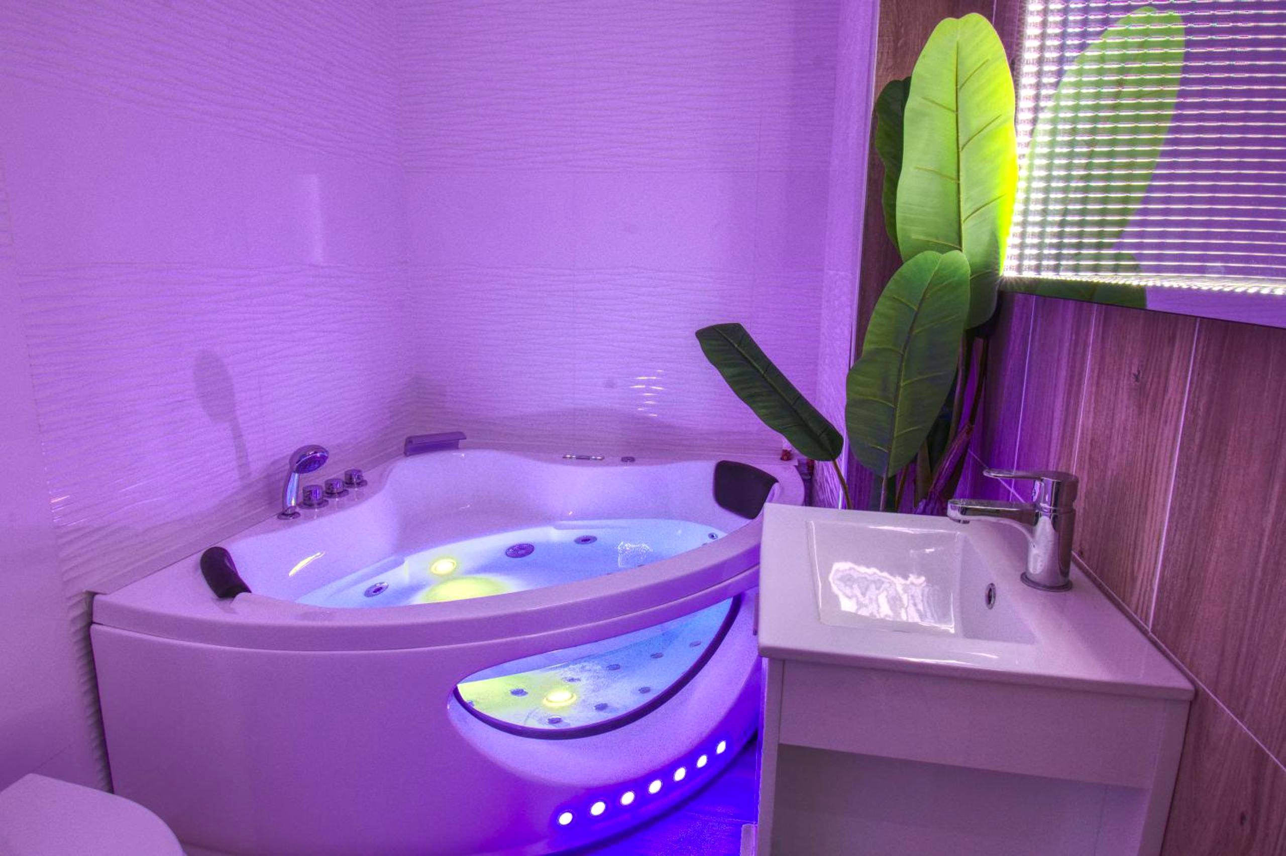 Jacuzzi privatif avec éclairage néon violet - Love Room Athis - Mons - Appartement Plage et JACUZZI Balnéothérapie Athis Mons
