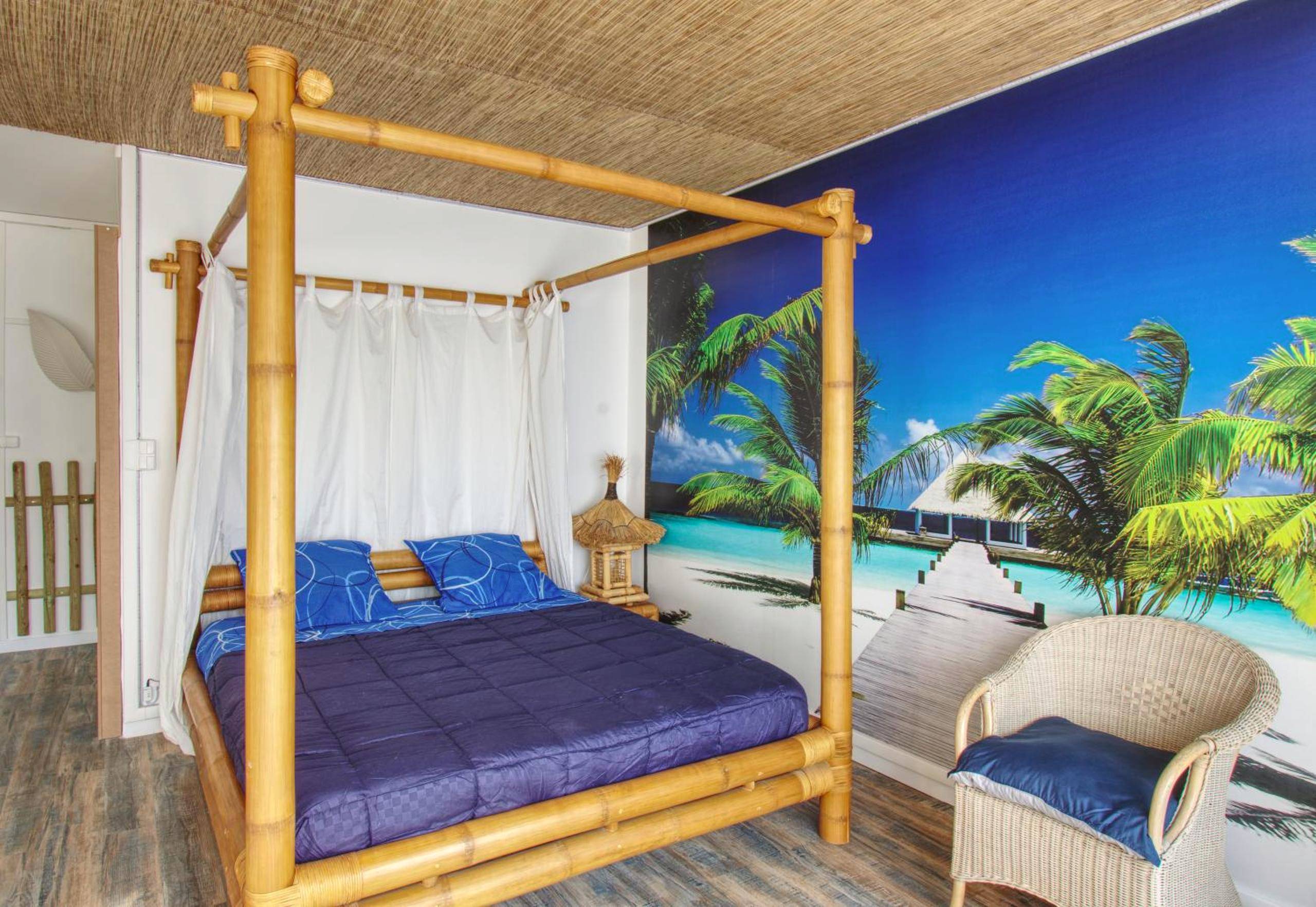 Lit à baldaquin en bambou et fresque tropicale - Appartement Plage et JACUZZI Balnéothérapie Athis Mons