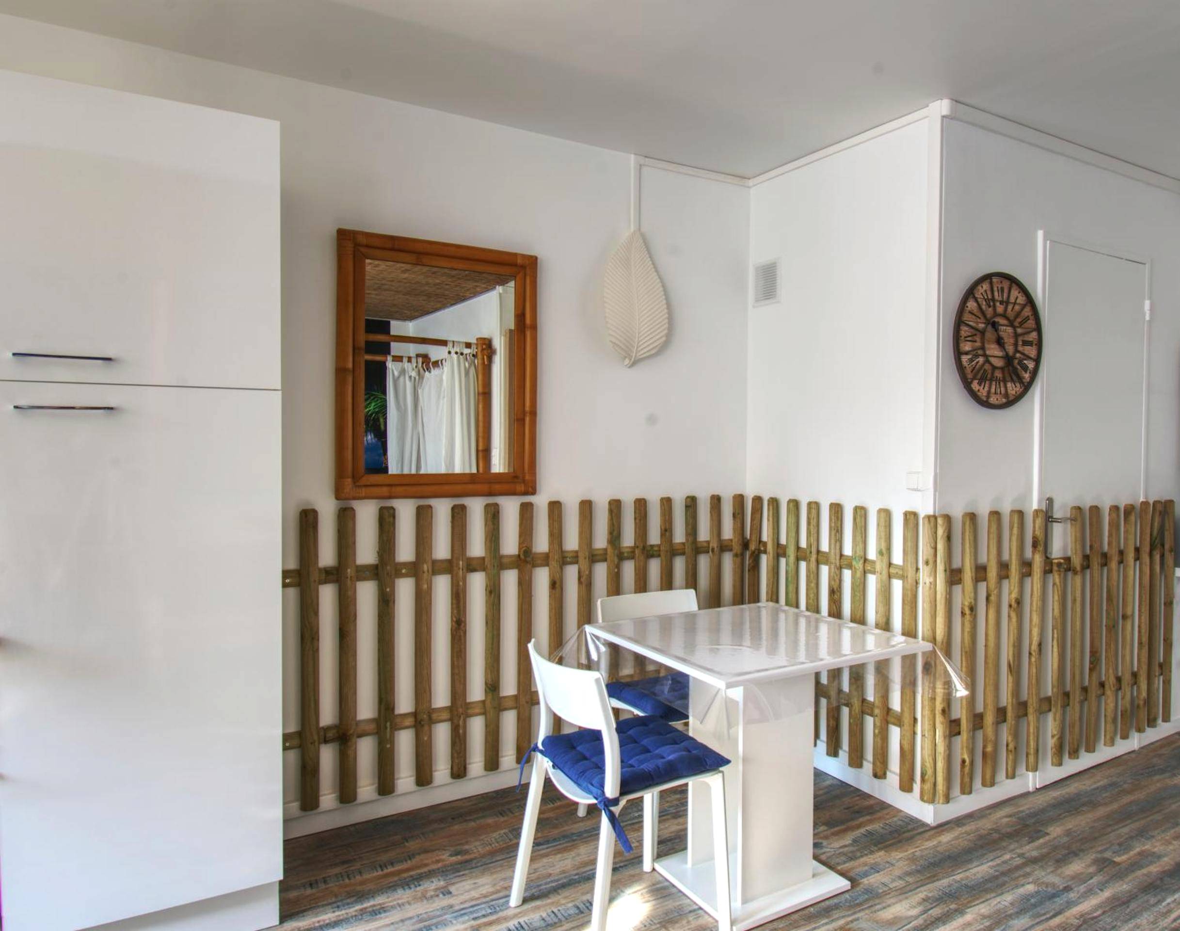 Espace repas avec table blanche et chaises - Appartement Plage et JACUZZI Balnéothérapie Athis Mons