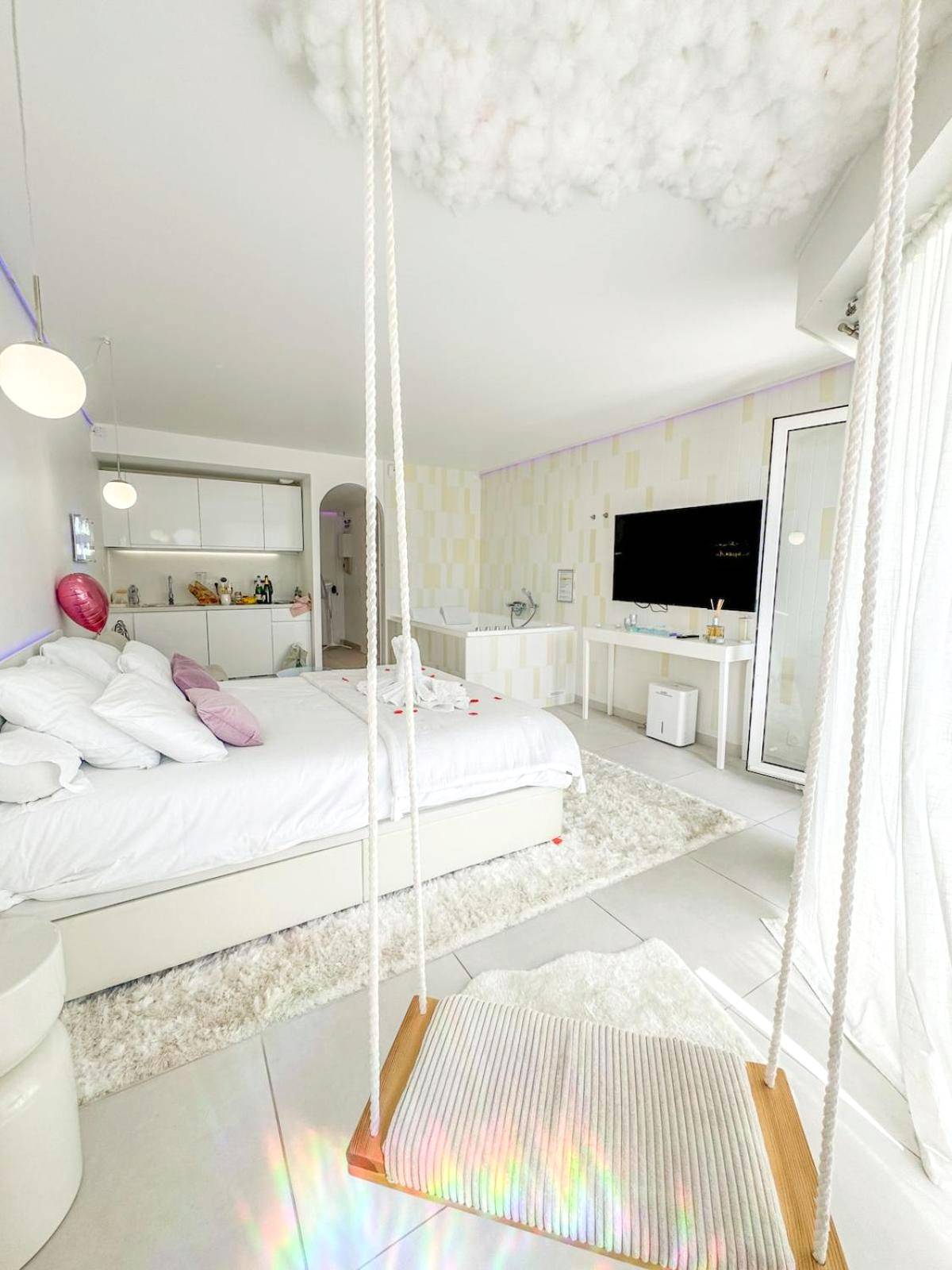 Chambre blanche avec balançoire et lit king size - Love room à 30 mn des plages et de Vannes