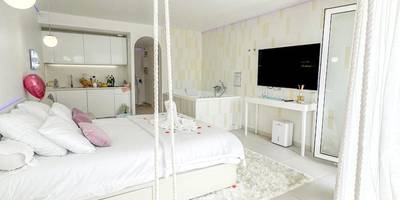 Chambre blanche avec balançoire et lit king size - Love room à 30 mn des plages et de Vannes
