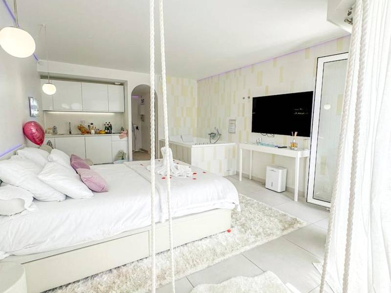 Chambre blanche avec balançoire et lit king size - Love room à 30 mn des plages et de Vannes