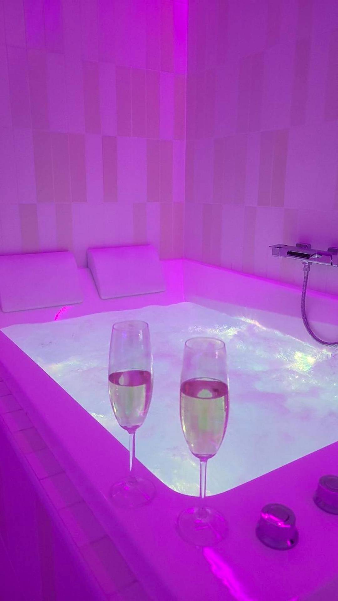 Jacuzzi bouillonnant sous lumière néon violette - Love room à 30 mn des plages et de Vannes