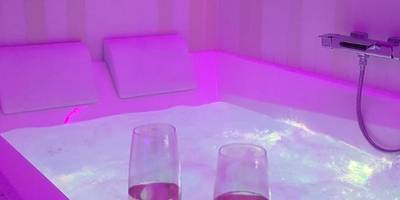 Jacuzzi bouillonnant sous lumière néon violette - Love room à 30 mn des plages et de Vannes