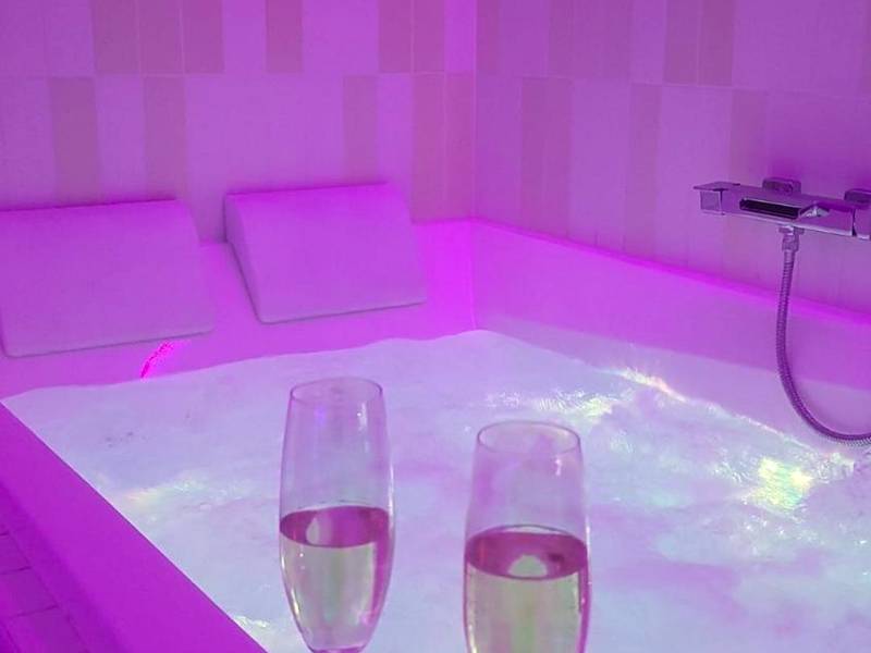 Jacuzzi bouillonnant sous lumière néon violette - Love room à 30 mn des plages et de Vannes
