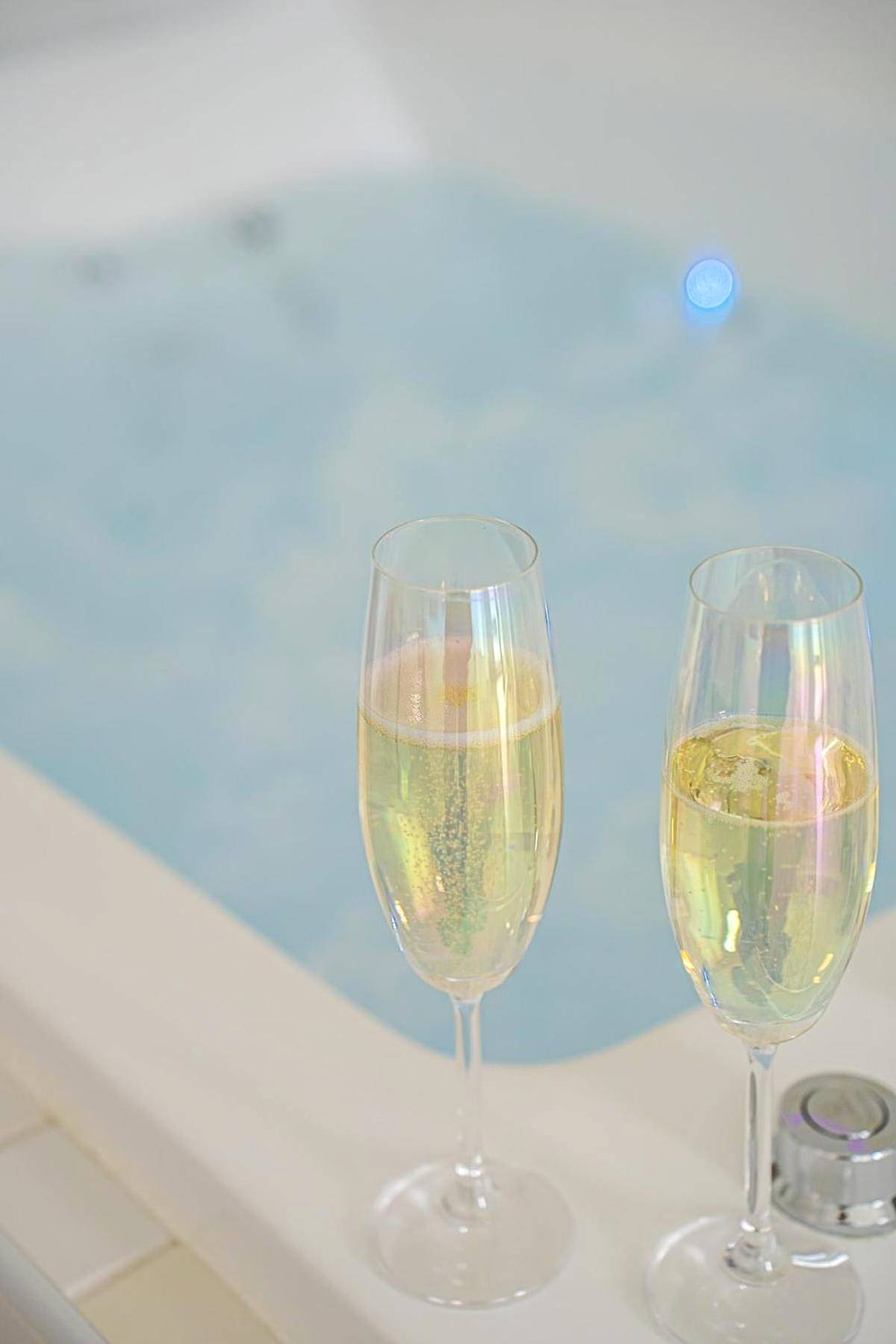 Gros plan sur deux coupes de champagne - Love room à 30 mn des plages et de Vannes