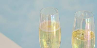 Gros plan sur deux coupes de champagne - Love room à 30 mn des plages et de Vannes