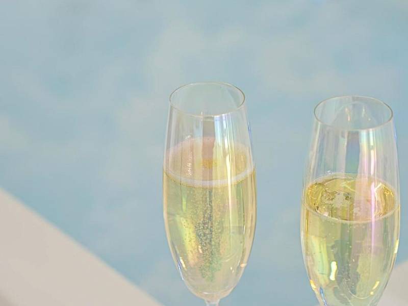 Gros plan sur deux coupes de champagne - Love room à 30 mn des plages et de Vannes
