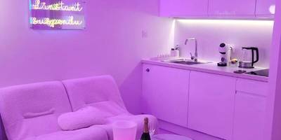 Salon et kitchenette avec éclairage LED rose - Love room à 30 mn des plages et de Vannes