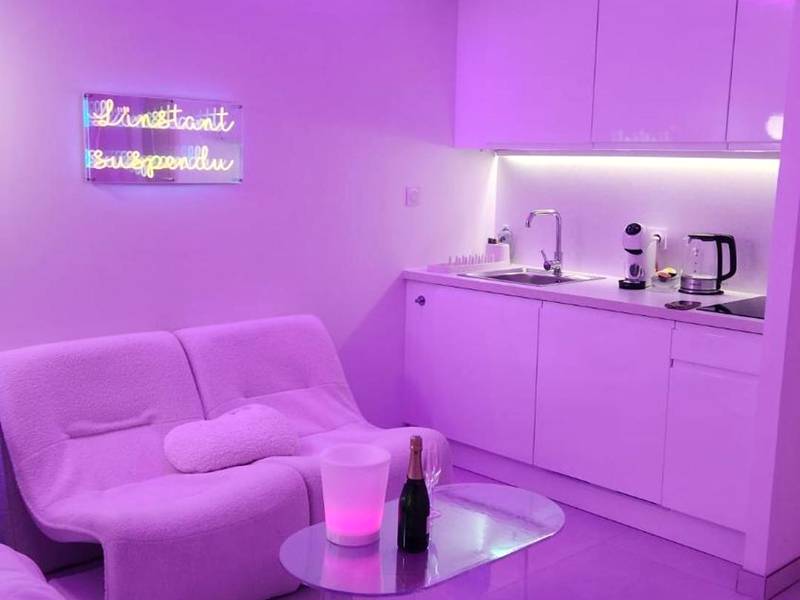 Salon et kitchenette avec éclairage LED rose - Love room à 30 mn des plages et de Vannes