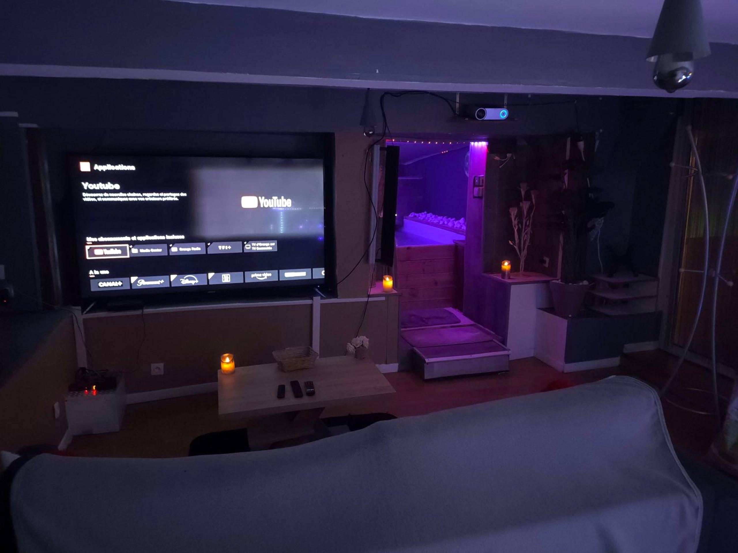 Salon avec grand écran et vidéoprojecteur - Jacuzzi Au plaisir amoureux