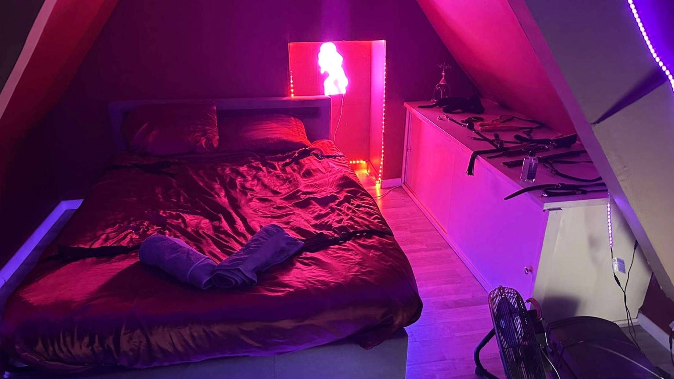 Lit double avec accessoires BDSM et néon - Jacuzzi Au plaisir amoureux
