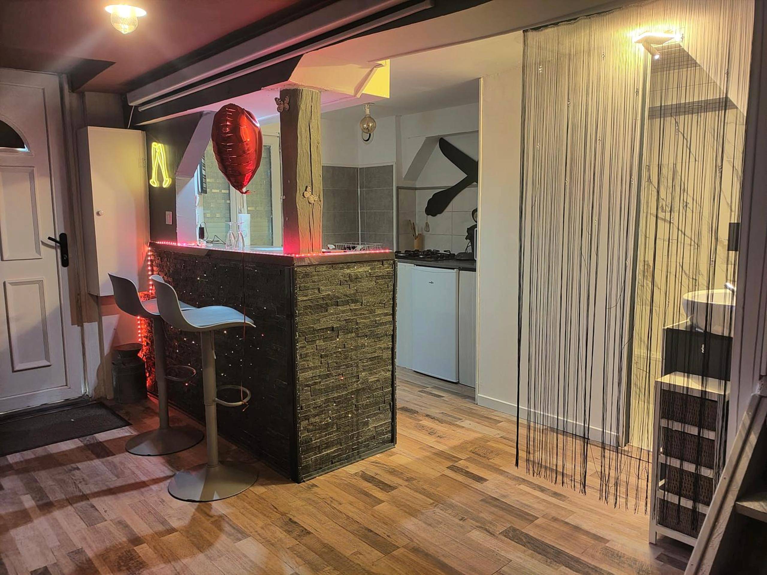 Espace bar et cuisine avec tabourets hauts - Jacuzzi Au plaisir amoureux