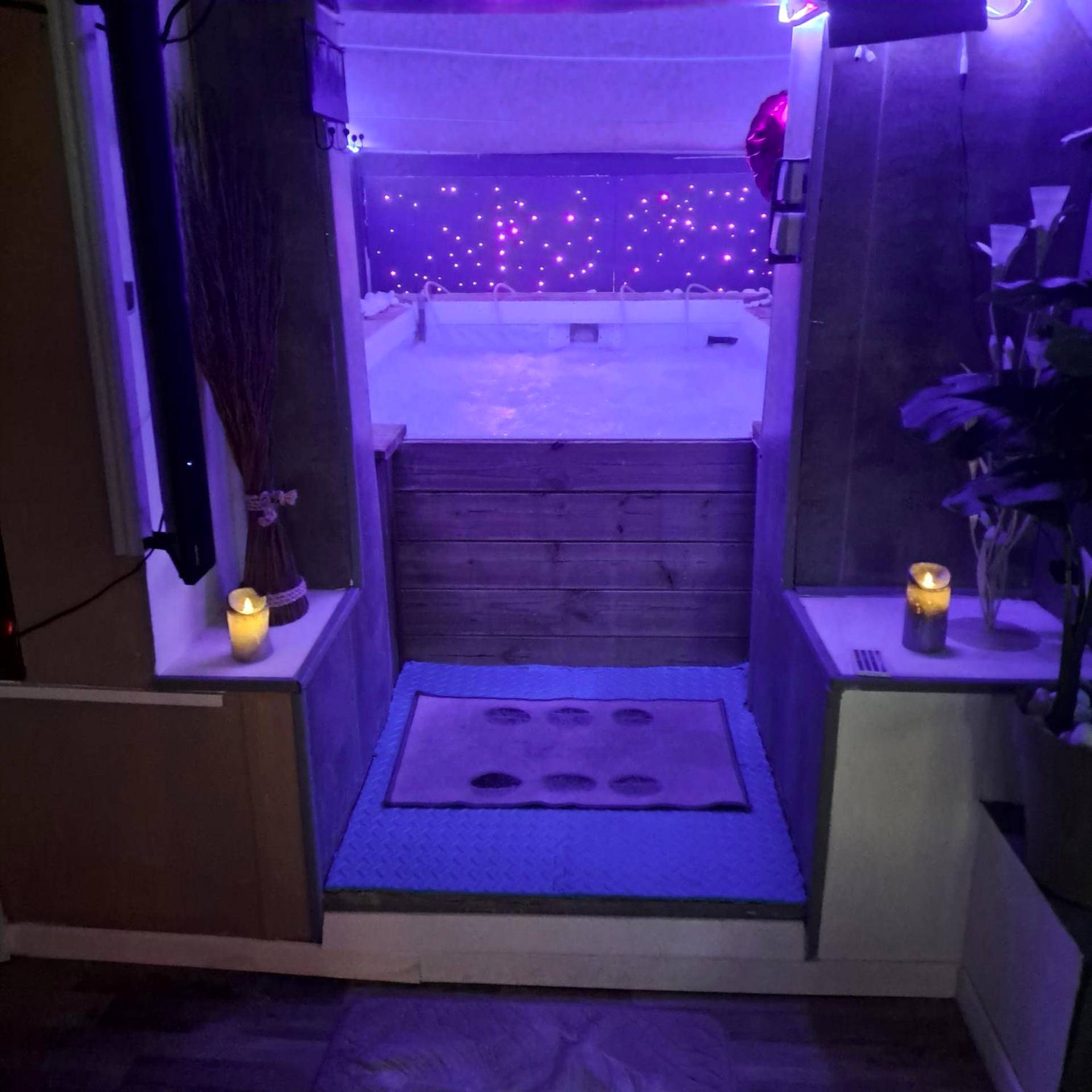 Jacuzzi privatif avec éclairage tamisé bleu - Jacuzzi Au plaisir amoureux