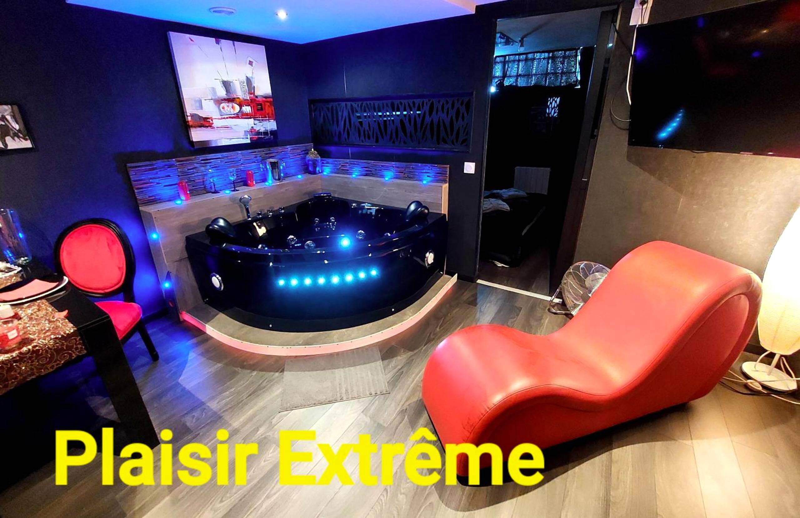 Jacuzzi noir et fauteuil tantrique rouge - Love Room Roanne - PLAISIR EXTREME