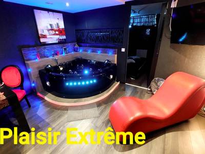 Jacuzzi noir et fauteuil tantrique rouge - Love Room Roanne - PLAISIR EXTREME