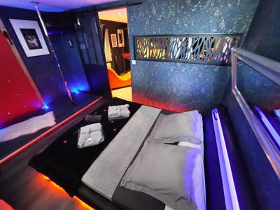 Lit double avec peignoirs et barre de pole dance - PLAISIR EXTREME