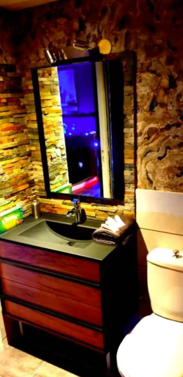 Meuble vasque en bois et mur en pierre - PLAISIR EXTREME