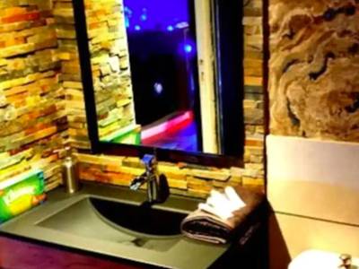 Meuble vasque en bois et mur en pierre - PLAISIR EXTREME