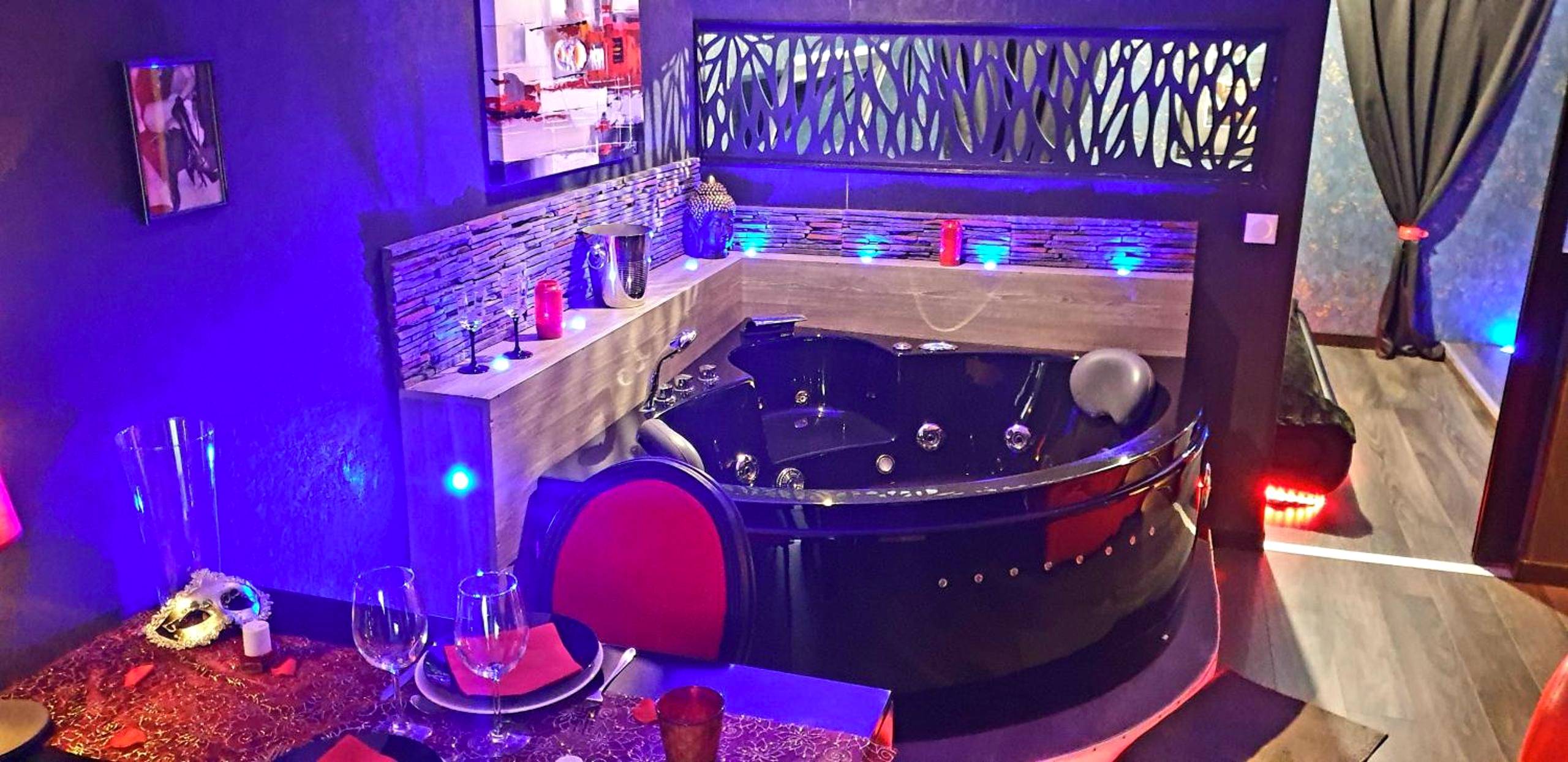 Baignoire balnéo éclairée et table dressée - PLAISIR EXTREME