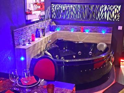 Baignoire balnéo éclairée et table dressée - PLAISIR EXTREME