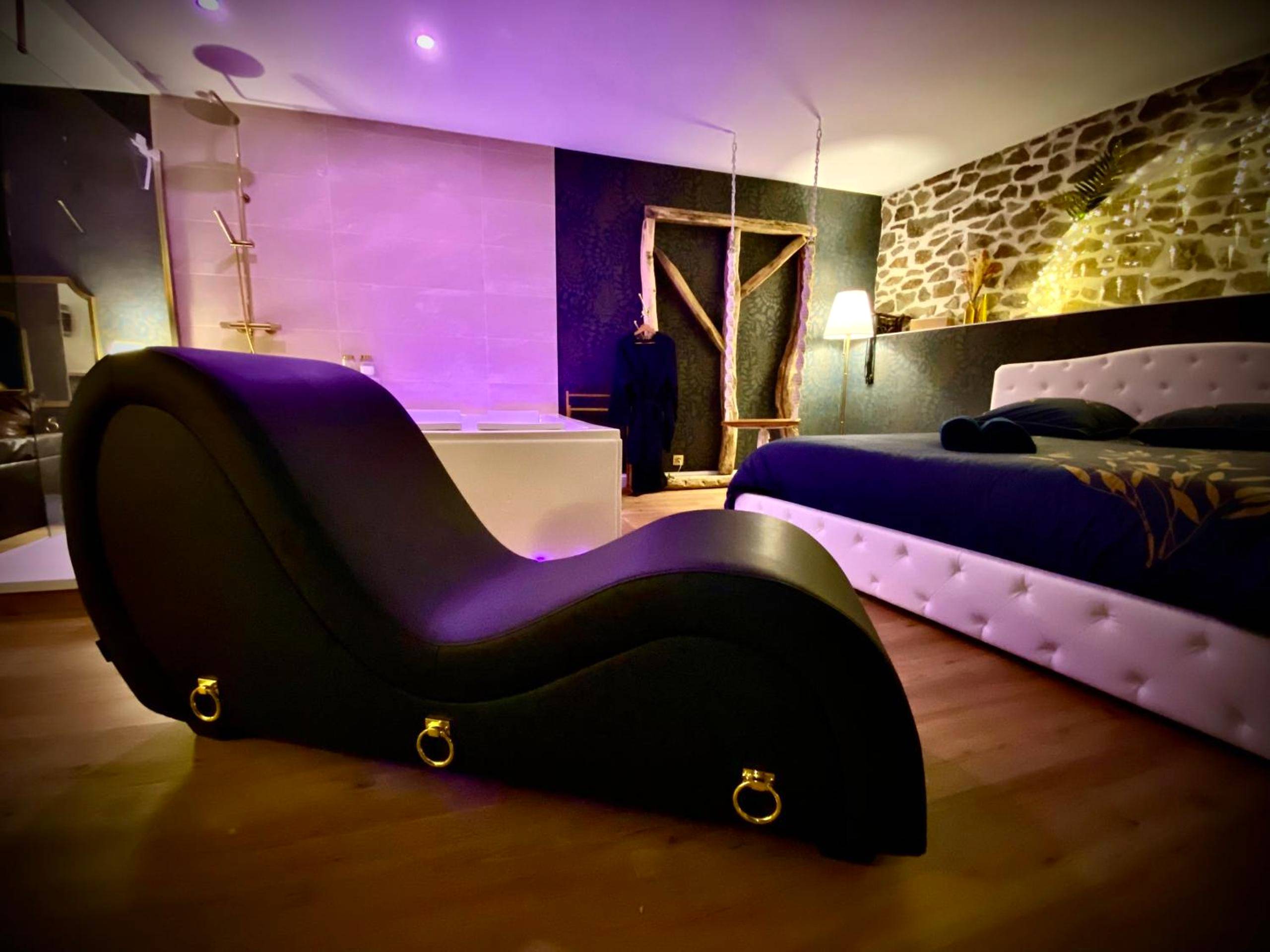 Fauteuil tantrique noir et lit king size - Love Room Limoges - Love Room Plaisir Secret