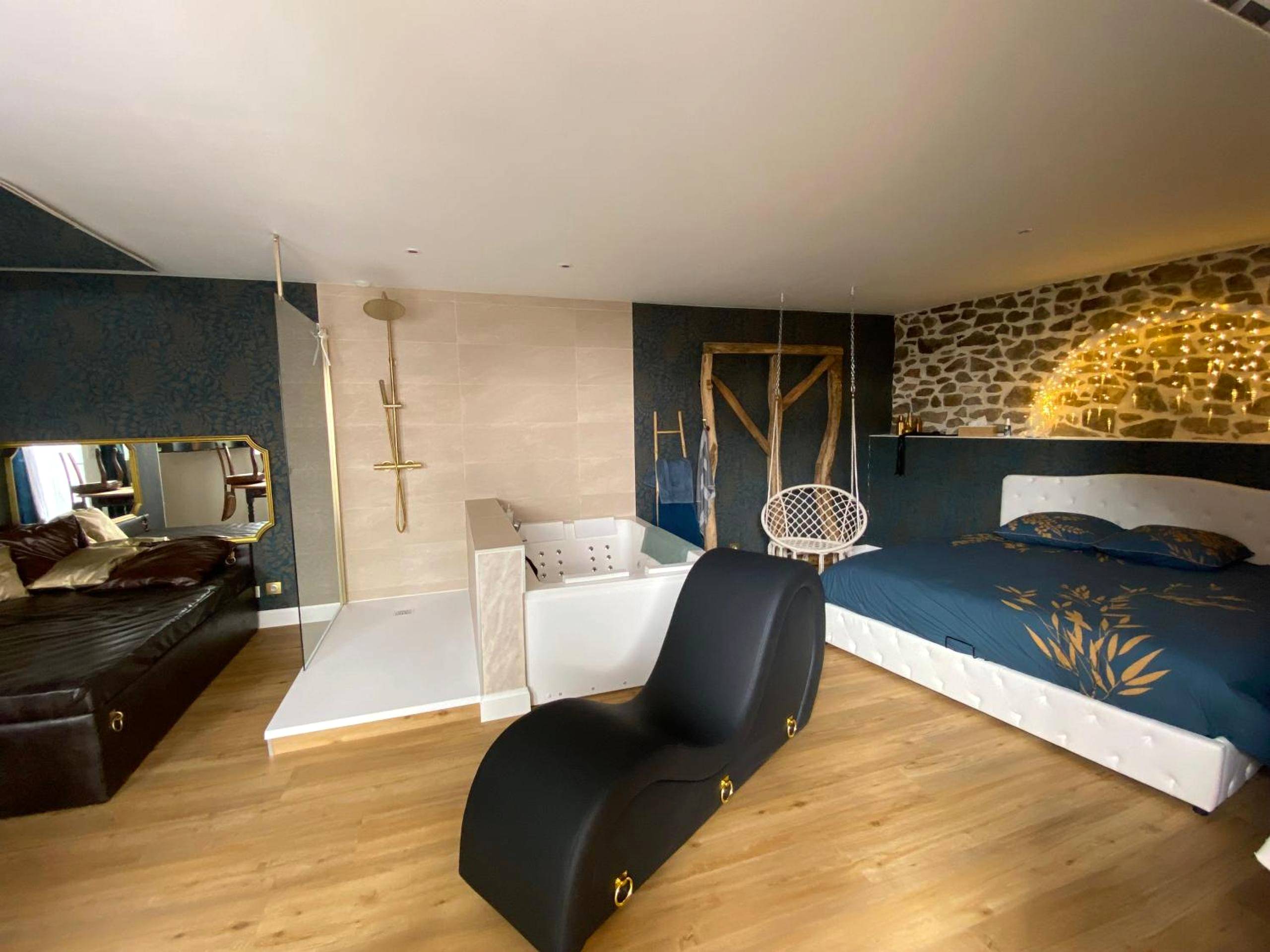 Vue d'ensemble de la suite avec jacuzzi - Love Room Plaisir Secret