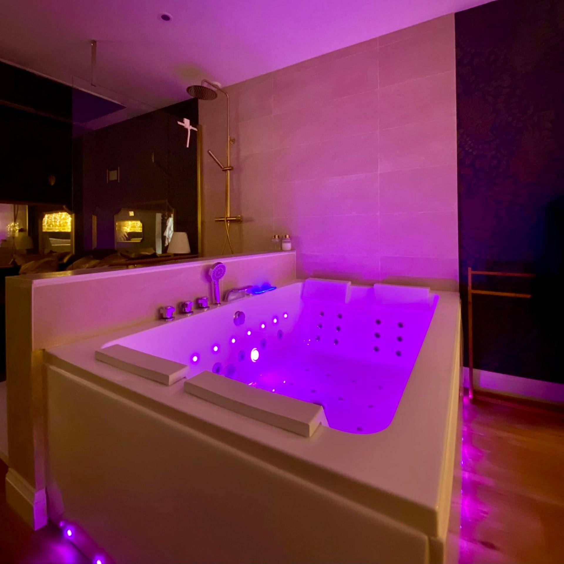 Jacuzzi privatif avec éclairage néon violet - Love Room Plaisir Secret