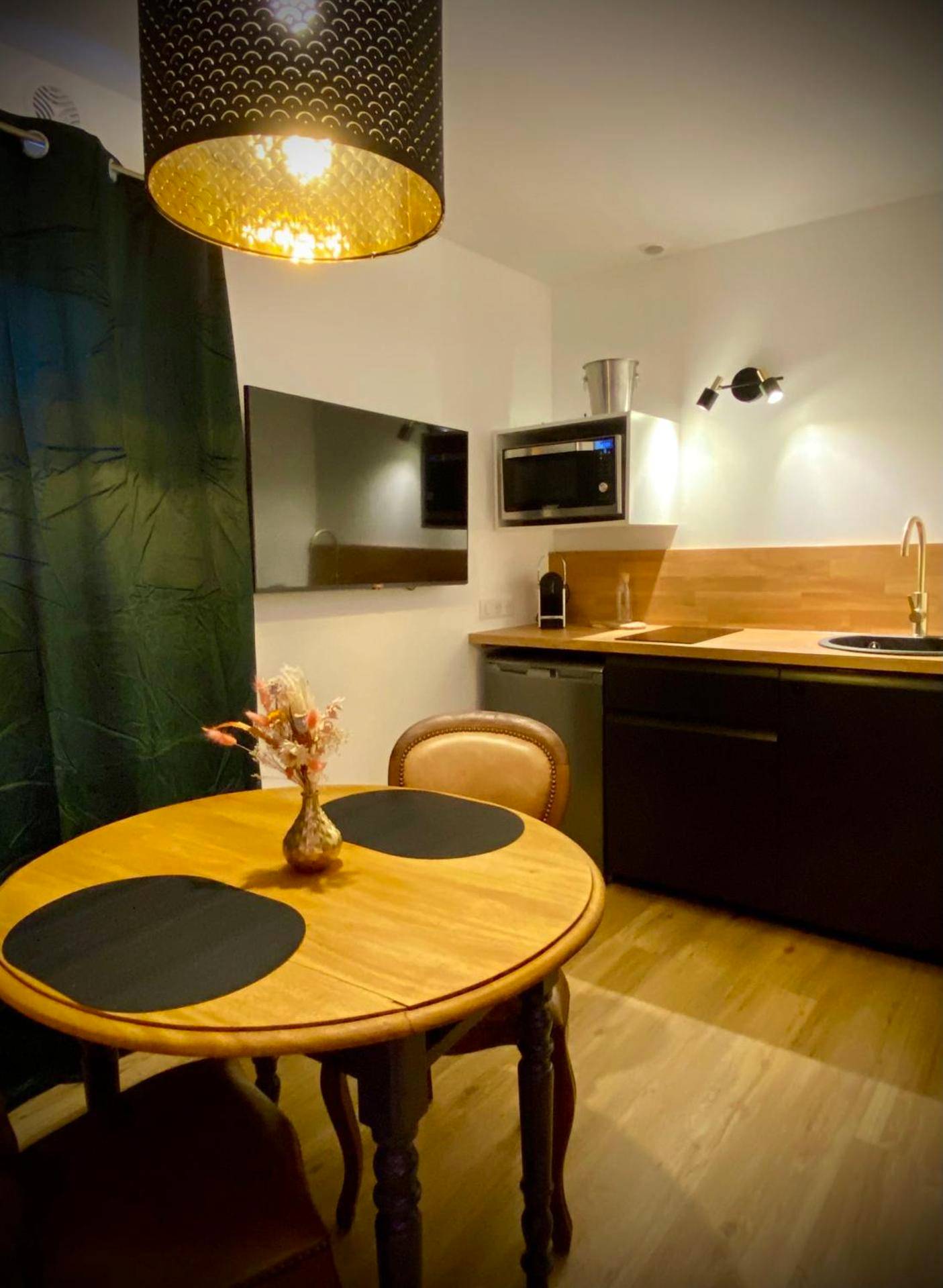 Espace repas et kitchenette équipée - Love Room Plaisir Secret