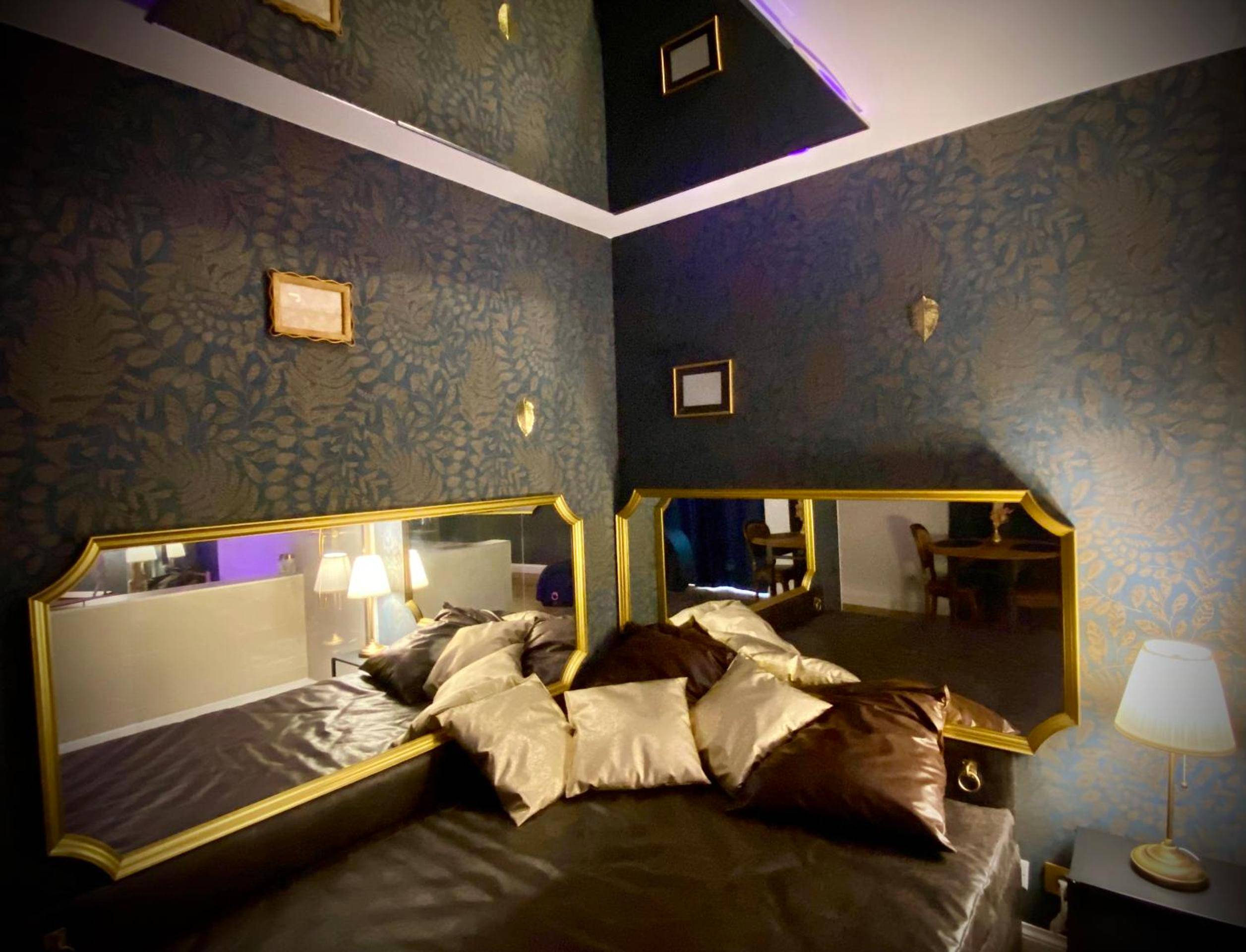 Lit avec miroirs dorés et coussins satinés - Love Room Plaisir Secret