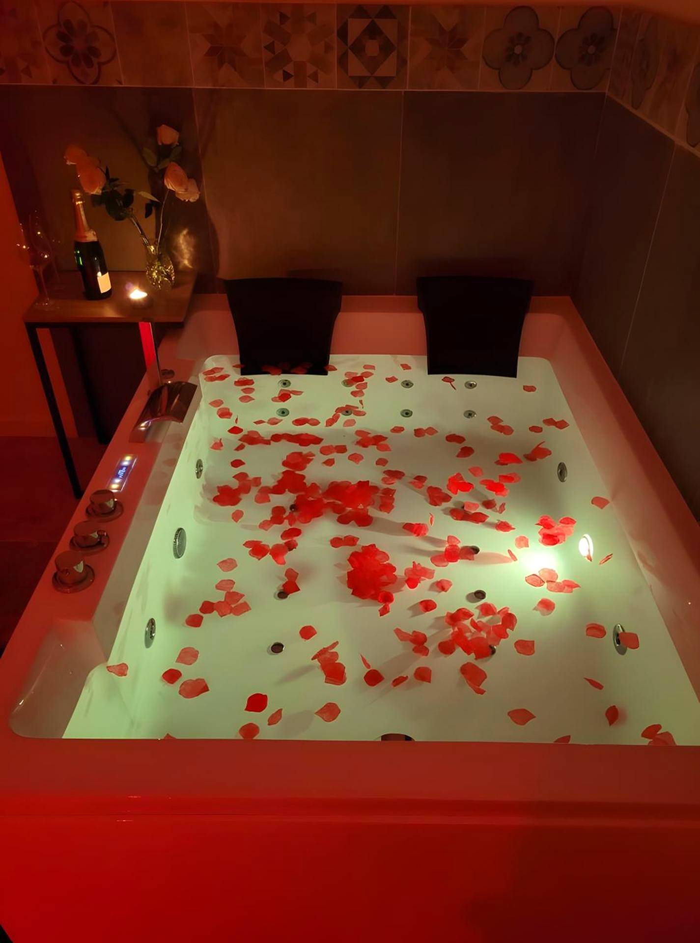 Jacuzzi avec pétales de rose et champagne - Love Room Saint - Antonin - Noble - Val - Le Plaisir Des Sens