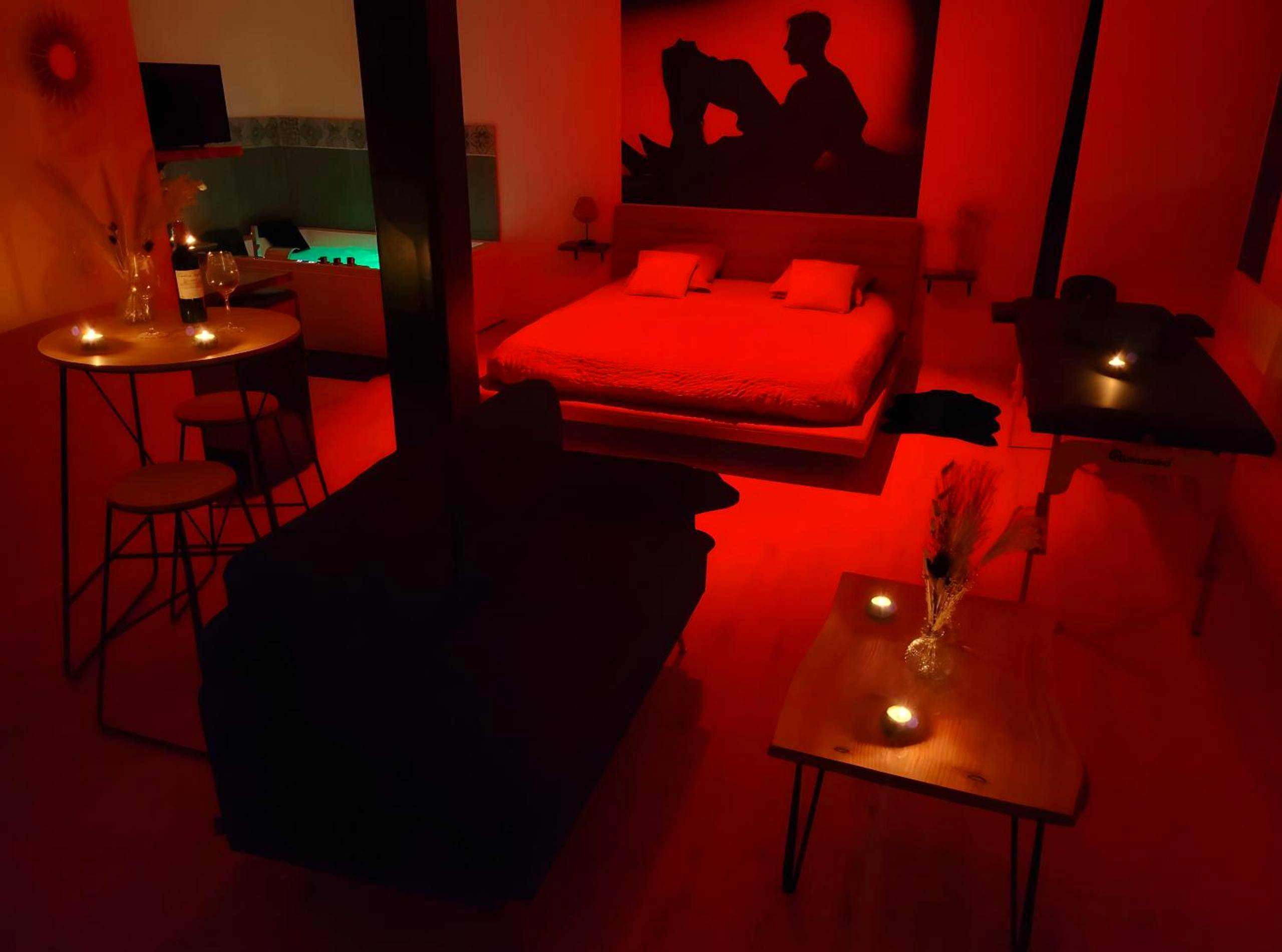 Suite romantique avec lit king size et salon - Le Plaisir Des Sens