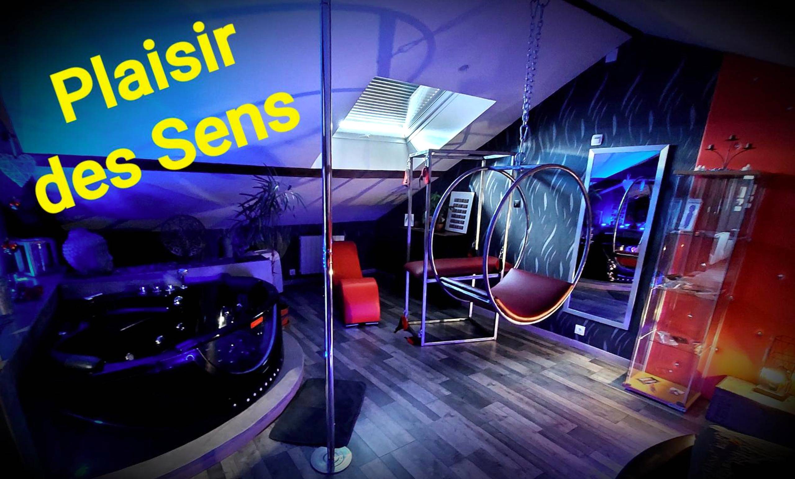 Jacuzzi, barre de pole dance et balancelle - Love Room Roanne - PLAISIR DES SENS