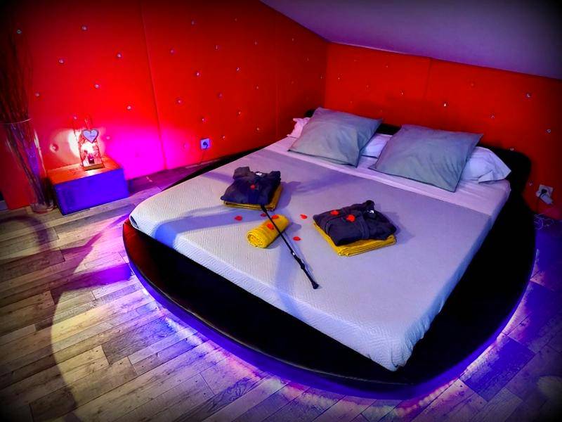 Lit rond avec peignoirs et pétales de rose - PLAISIR DES SENS