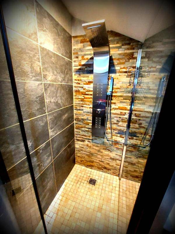Douche à l'italienne avec colonne massante - PLAISIR DES SENS