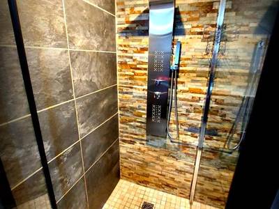 Douche à l'italienne avec colonne massante - PLAISIR DES SENS