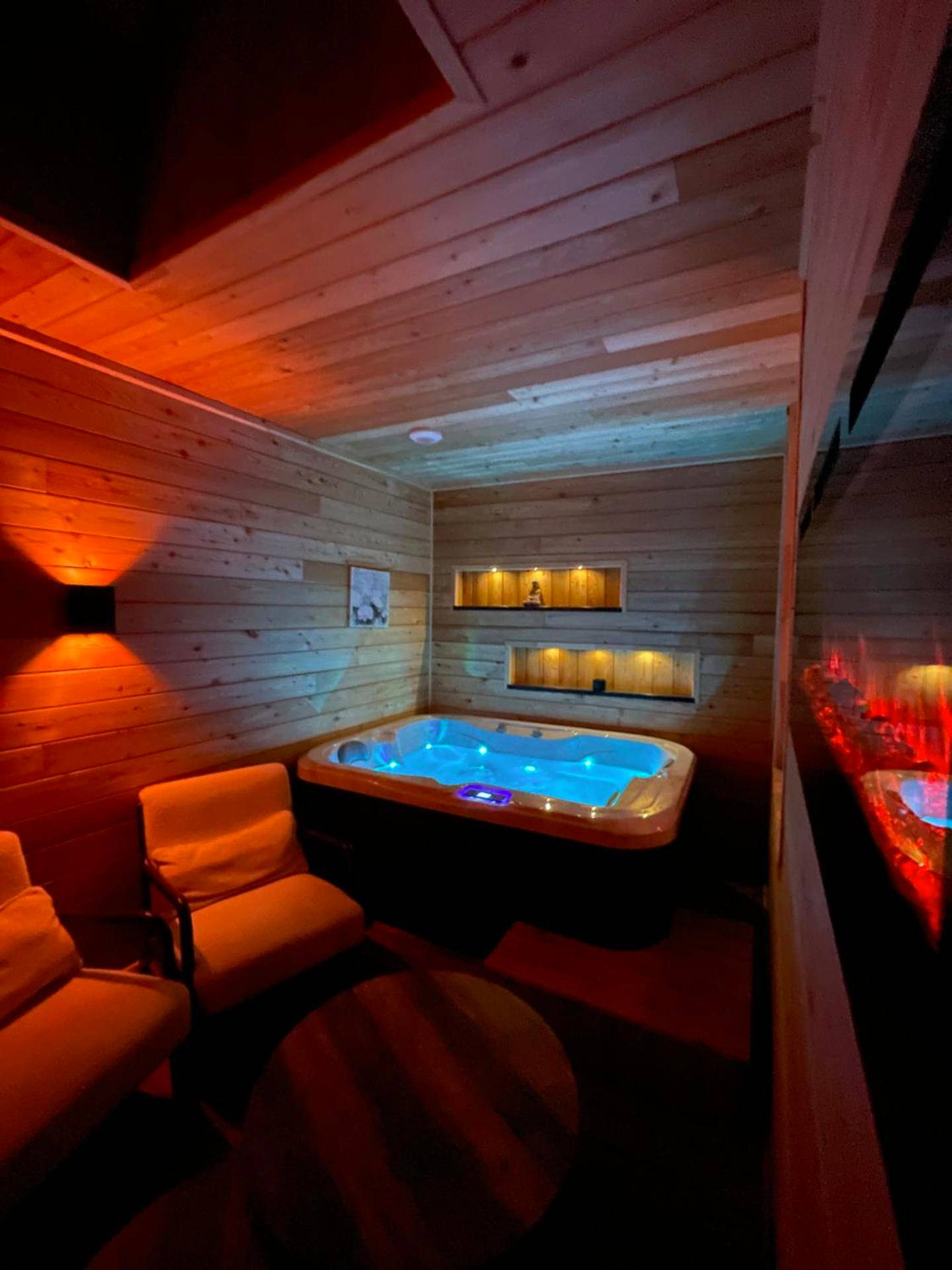 Jacuzzi privatif dans une ambiance tamisée - Love Room Raon - l'Étape - Au Plaisir Vosgien