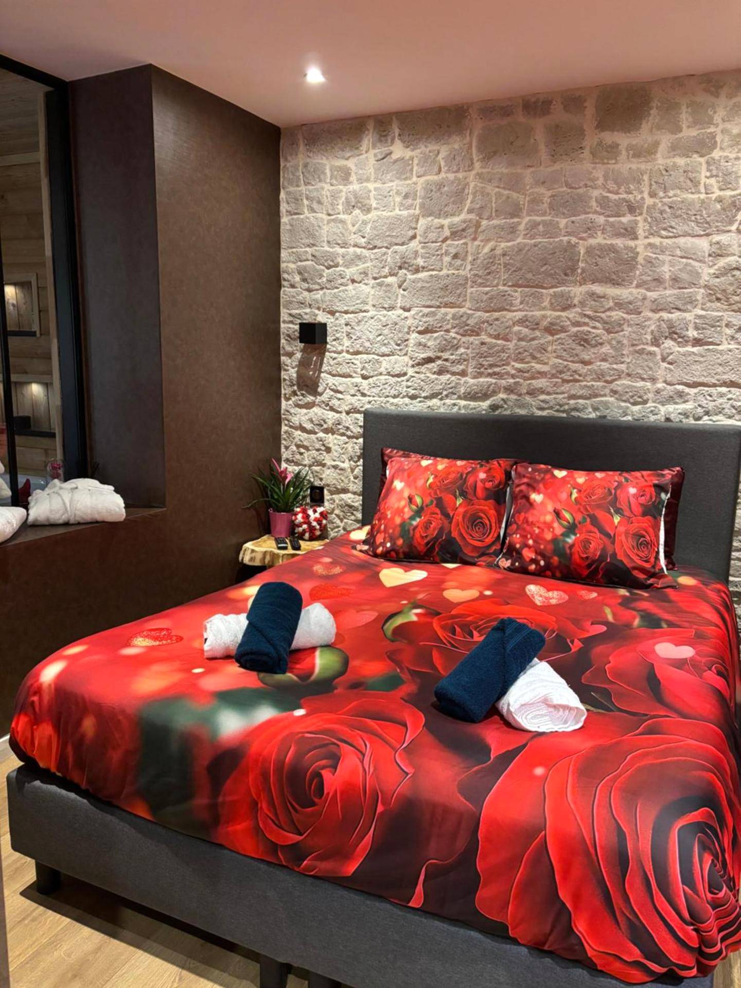 Lit double avec parure de roses rouges - Au Plaisir Vosgien