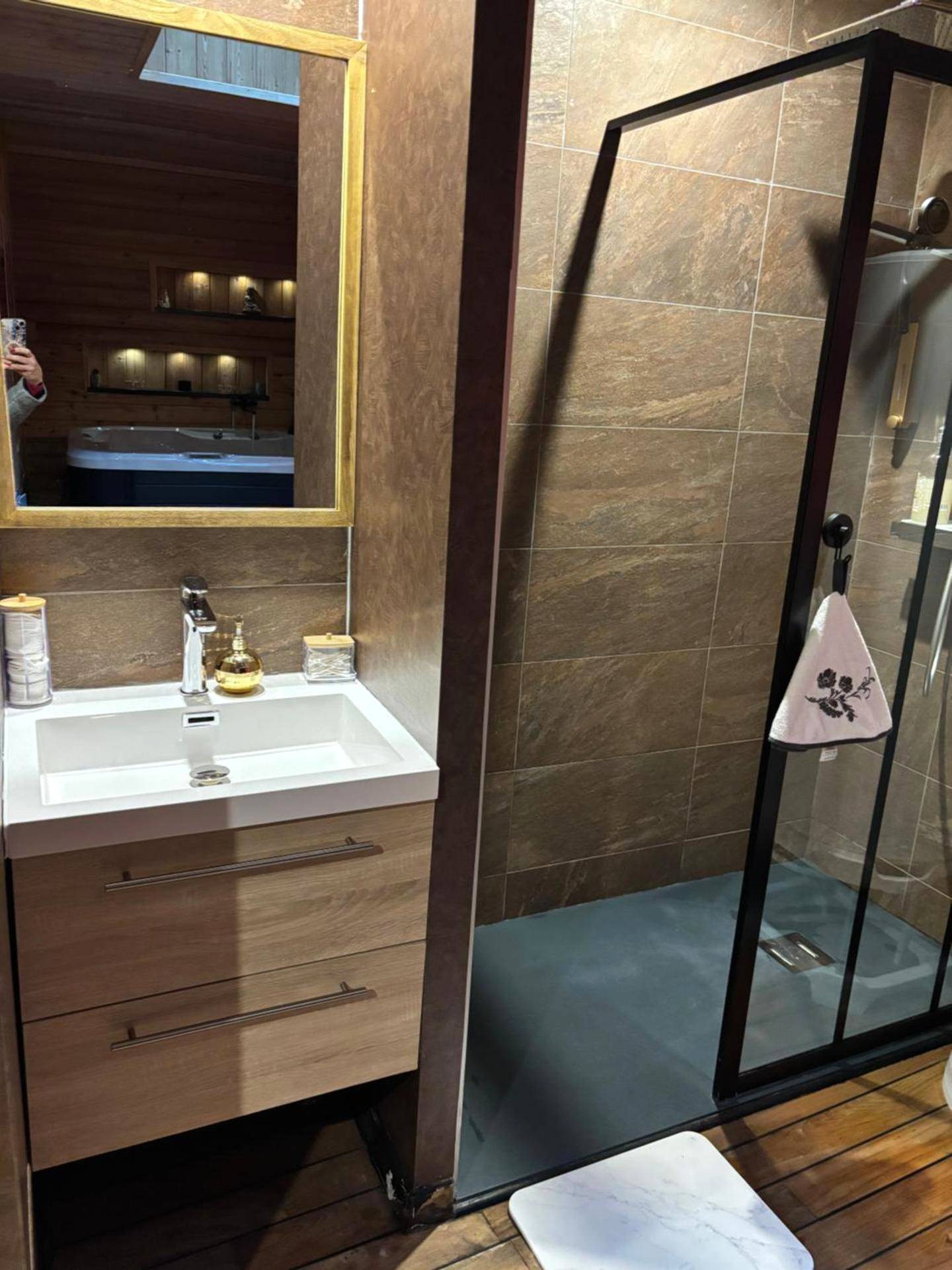 Salle de bain moderne avec douche à l'italienne - Au Plaisir Vosgien